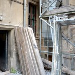 Hinterhof Manteuffelstr. 99 mit Baugerüst und Entlüftungsanlage.