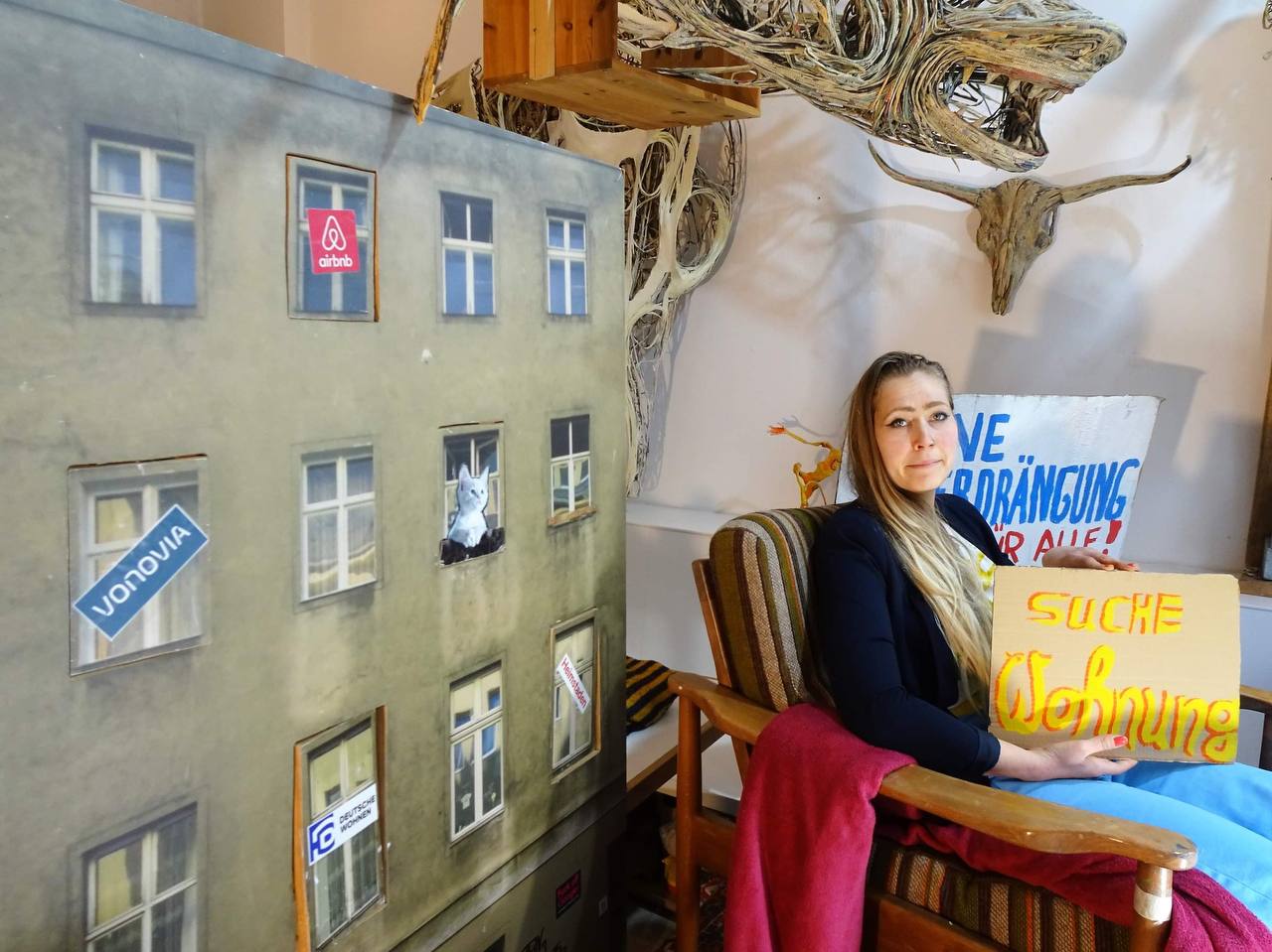 Ungewöhnliche Wohnungssuche in Kreuzberg: Joana V. sitzt in Schaufenster, um auf die Wohnkrise aufmerksam zu machen